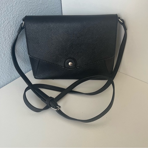 Sleek Black Crossbody Bag with Textured Finish - Picture 4 of 6